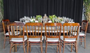 mesa e cadeira de cerimonia