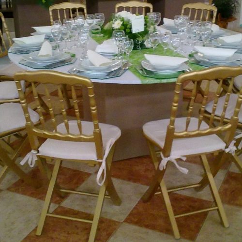 cadeiras douradas e mesa branca